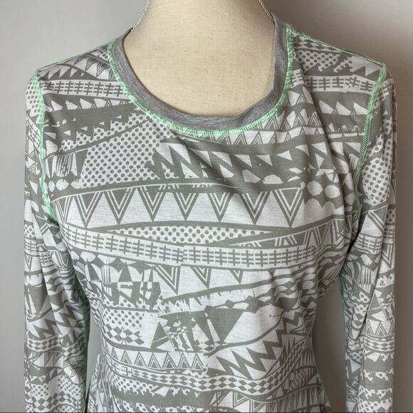 FILA Gray and White Long Sleeve round Neck Thick Tee Short Abstract Design M - Picture 9 of 10